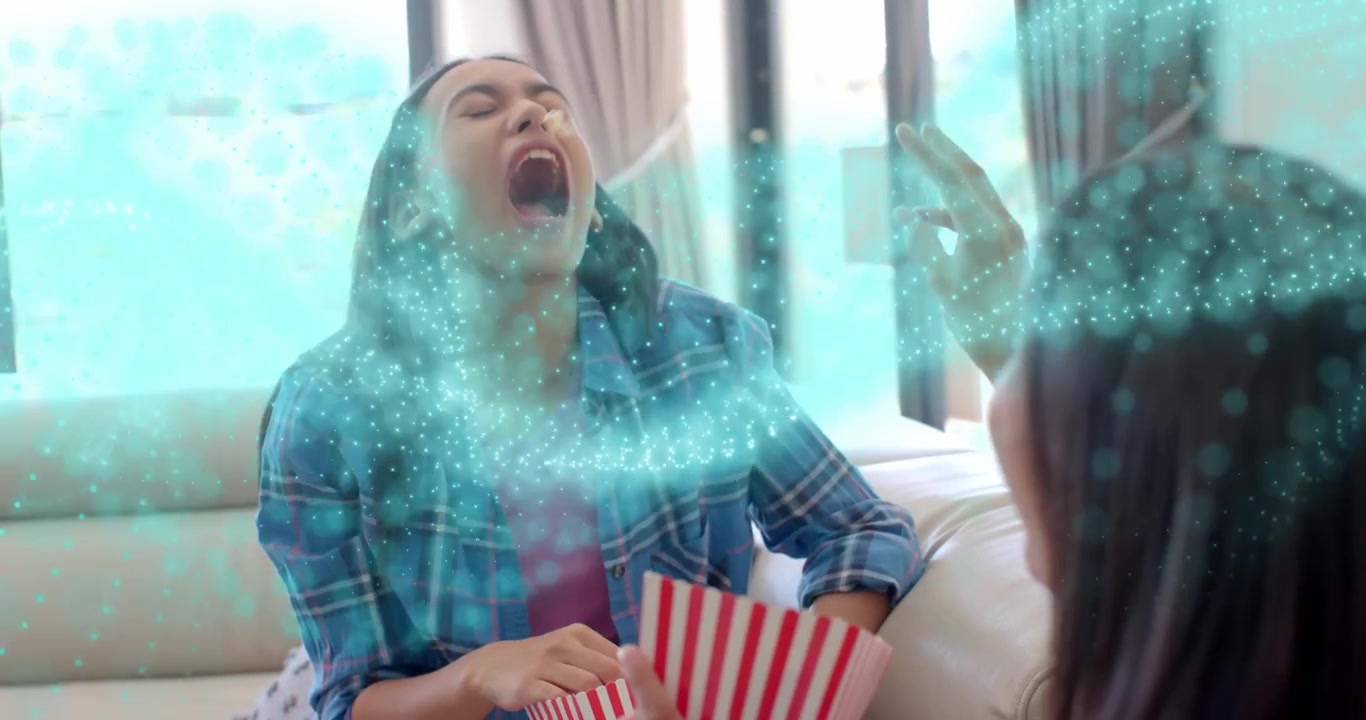 Ven kaster popcornkerne, der udløser en holografisk tech-hvirvel omkring pige, der deler snack på sofaen