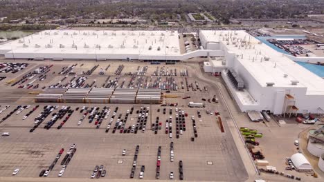 camiones de reparto y automóviles estacionados en el área de estacionamiento de la planta de ensamblaje de fca stellantis en sterling heights, michigan