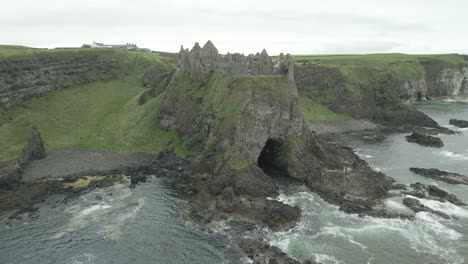 El-Castillo-De-Dunluce-En-La-Cima-De-La-Cala-De-Las-Sirenas---Aéreo