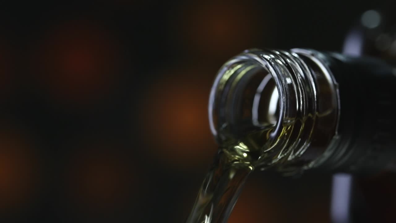 whisky, cerrar el cuello y el líquido que sale del cuello