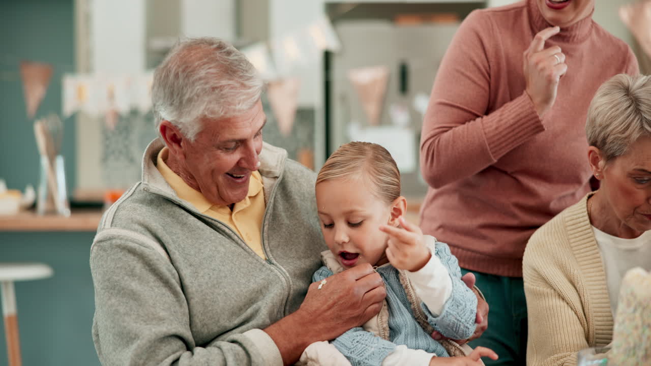 할아버지, 할머니, 아이들, 그리고 생일 케이크