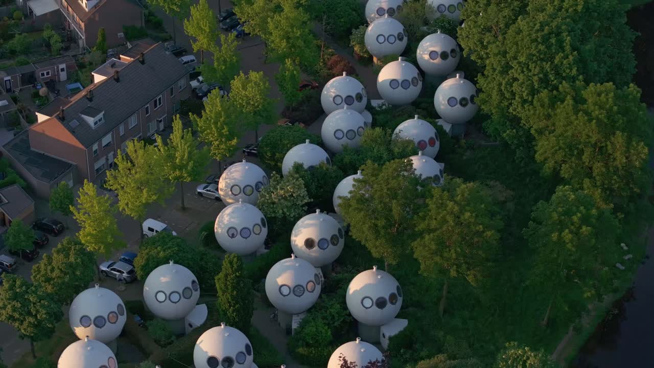 볼보닝겐의 클로즈업  ⁇  (close up shot of bolwoningen) 은  ⁇  하우스 (dome houses) 라고도 불리며 네덜란드에 위치한 독특하고 혁신적인 주택 개념입니다.