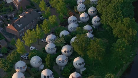 볼보닝겐의 클로즈업  ⁇  (close up shot of bolwoningen) 은  ⁇  하우스 (dome houses) 라고도 불리며 네덜란드에 위치한 독특하고 혁신적인 주택 개념입니다.