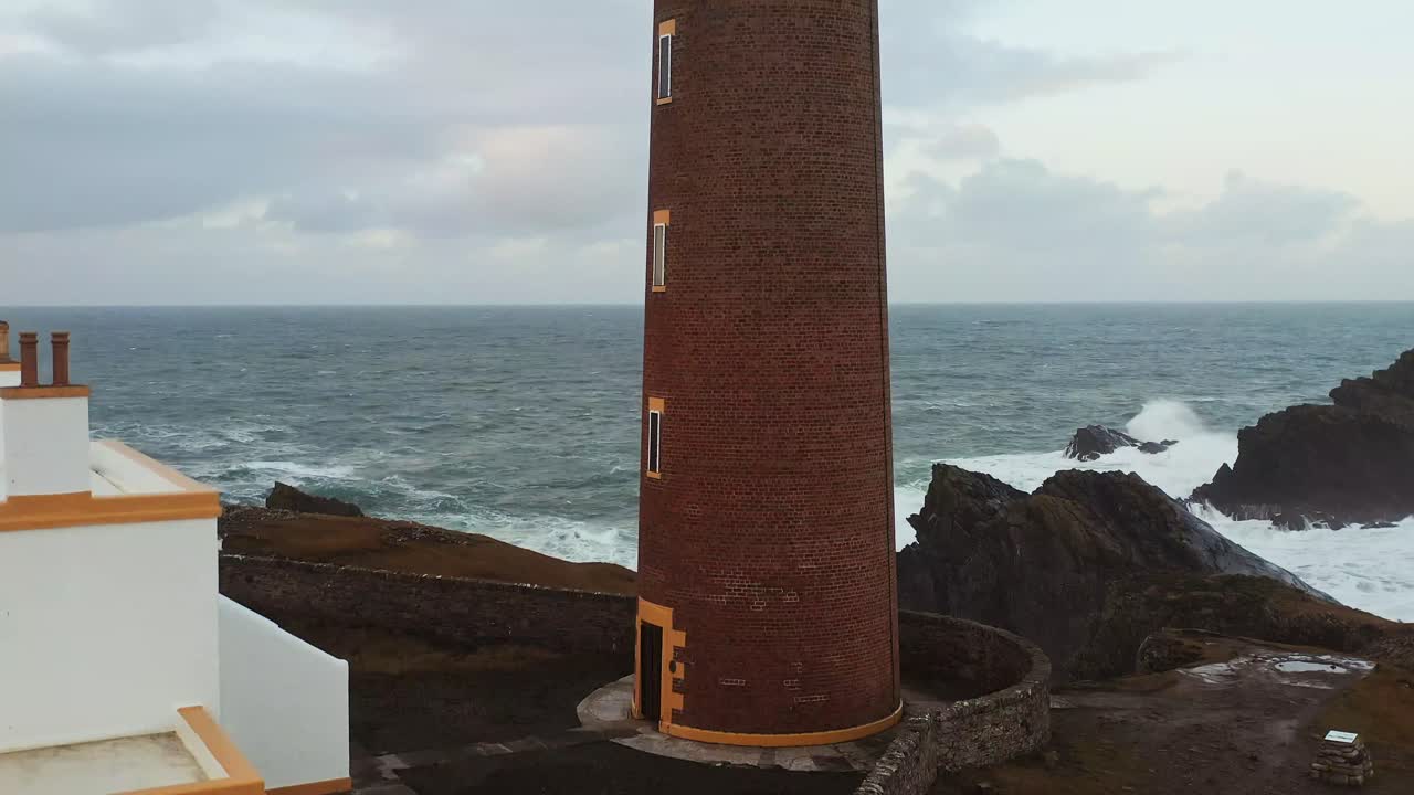 Ripresa ravvicinata con drone della colonna del faro di Ness sull'Isola di Lewis