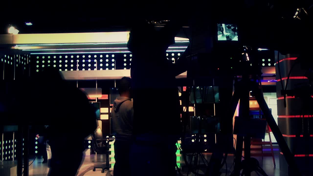 モダンなスタジオで働くテレビクルーのシルエット