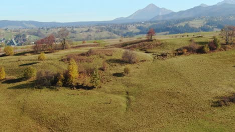 An-Einem-Sonnigen-Herbsttag-Fliegt-Man-über-Den-Hügel-Und-Enthüllt-Die-Majestätische-Landschaft-Der-Tatra