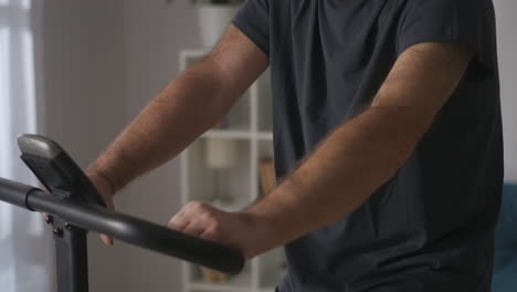 Hombre-Con-Bigote-Está-Entrenando-Con-Bicicleta-Estática-En-Casa-Retrato-De-Una-Persona-De-Mediana-Edad-Durante-El-Entrenamiento-Estilo-De-Vida-Saludable