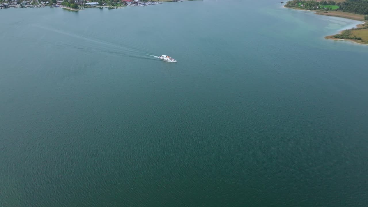 яхта, плавающая через баварское море в озере чимзе, германия