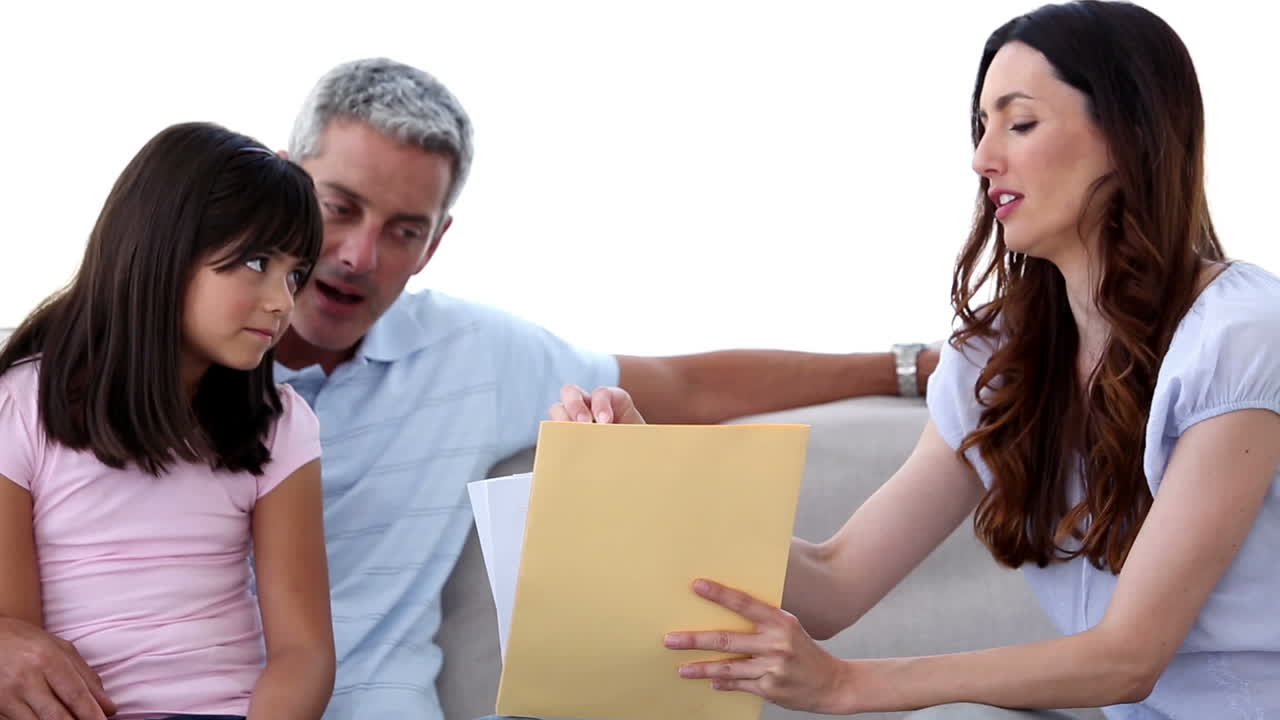 소파 에 앉아 있는 가족