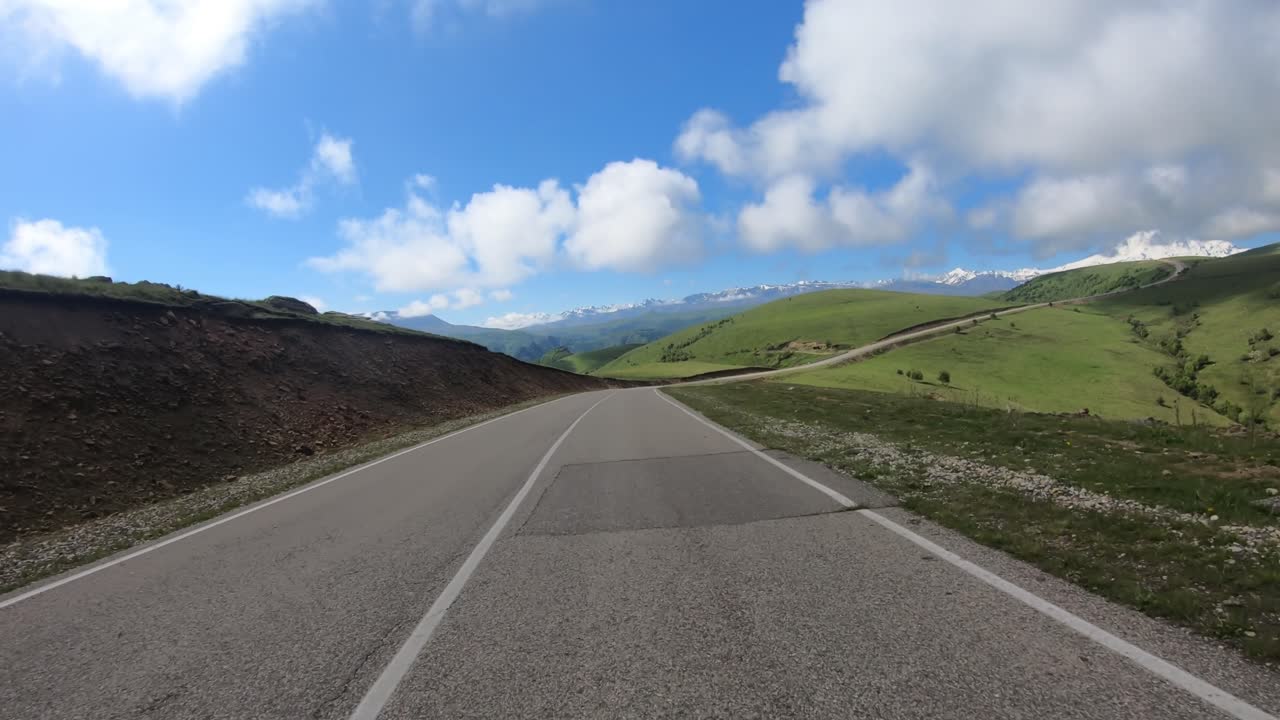 도로 에서 자동차 를 운전 하는 관점