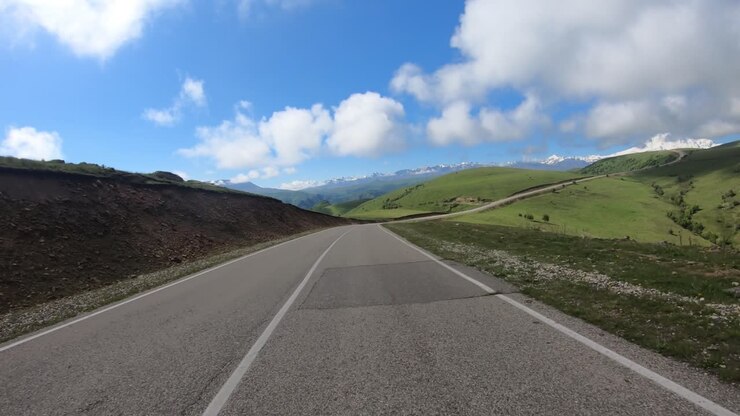 Punto di vista alla guida di un'auto su una strada