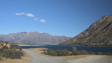 conduciendo hacia un lago