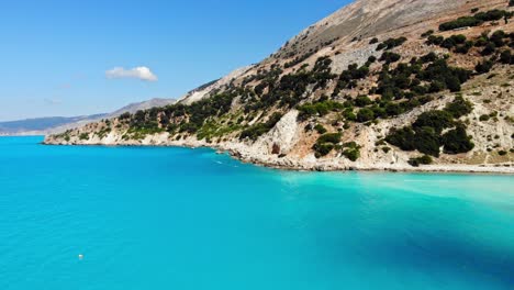 Aguas-Prístinas-De-La-Isla-Agia-Kiriaki-En-Kefalonia-Grecia---Toma-Aérea