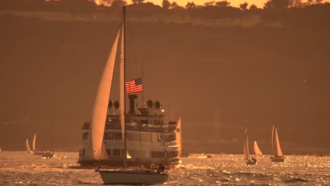 Ferry-De-Crucero-En-El-Puerto-De-San-Diego-Al-Atardecer