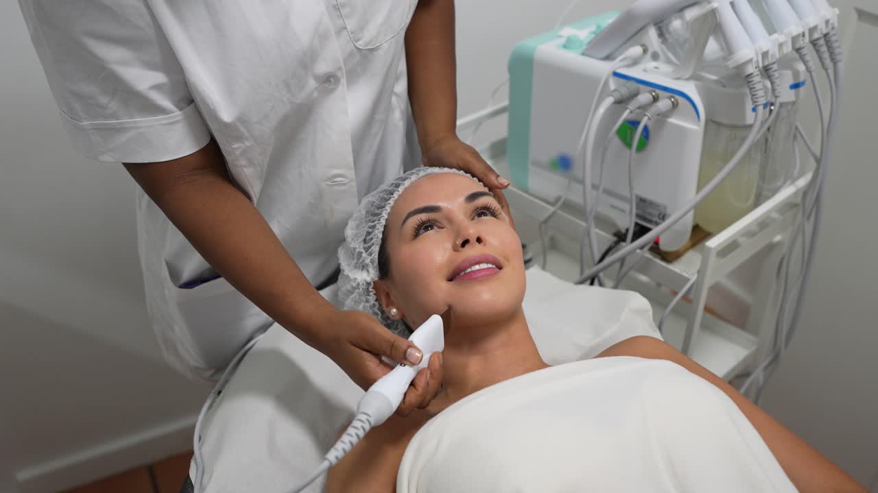 Donna che riceve un trattamento facciale in una spa