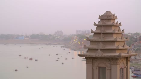 torre frente al río ganges