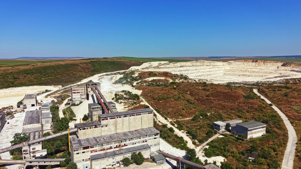 Grande Local de Mineração Mostra Atividades de Extração em Pedreira à Luz do Dia em Área Rural