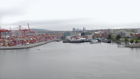 helicóptero volando a través del puerto de vancouver preparándose para aterrizar en el helipuerto