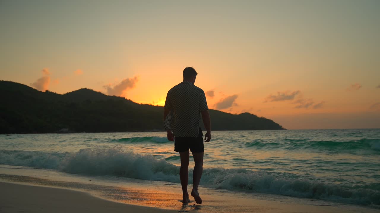 hermosa playa en las seychelles al atardecer con el océano y las montañas en la vista
