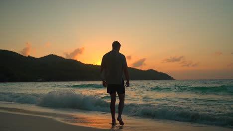 Beautifull-beach-in-Seychelles-at-sunset-with-the-ocean-and-the-mountains-in-the-view