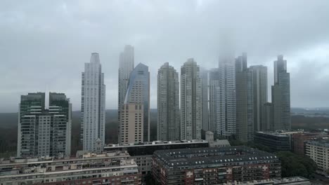 Edificios-Residenciales-De-Gran-Altura-Y-Hoteles-De-Lujo-Bajo-Un-Cielo-Nublado-Debido-Al-Cambio-Climático,-Buenos-Aires,-Argentina,-Disparos-De-Drones