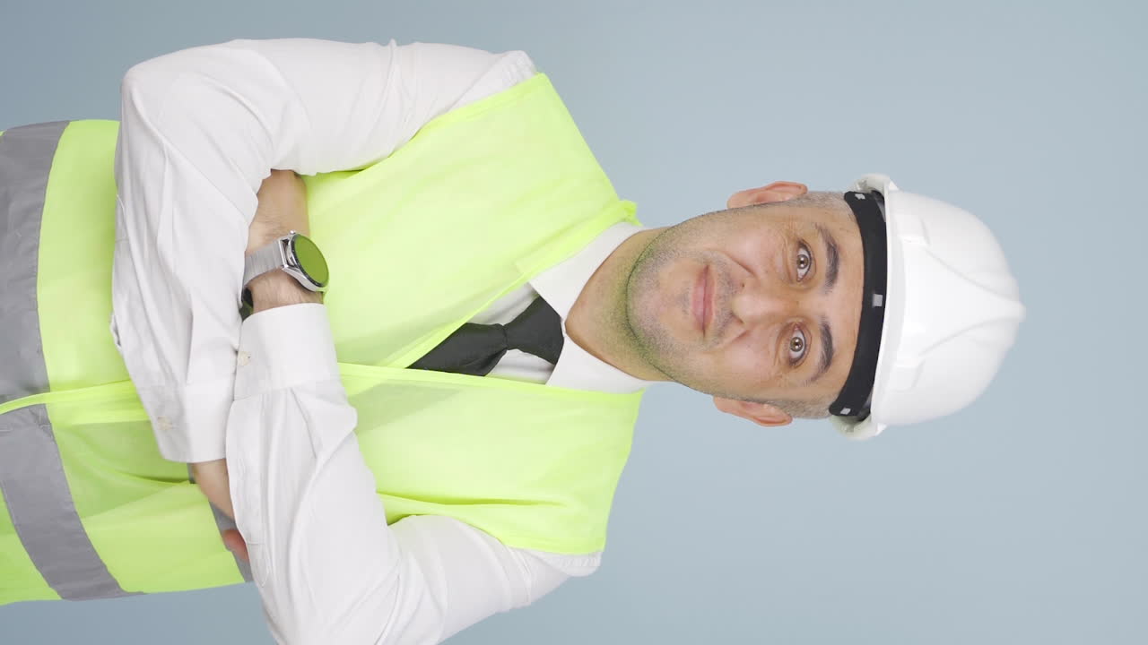 엔지니어의 수직 비디오는 그가 들은 뉴스를 승인합니다.