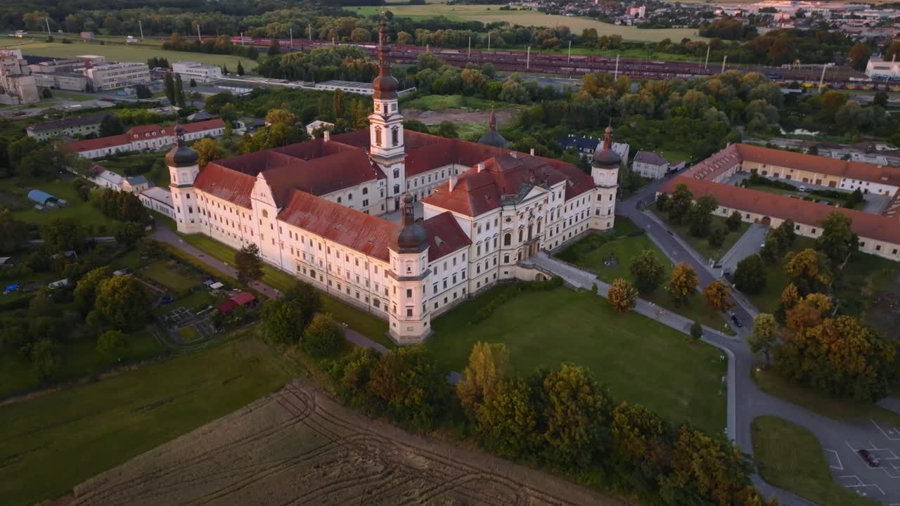 hradisko 수도원은 현재의 군사 병원의 역사적인 건물입니다.