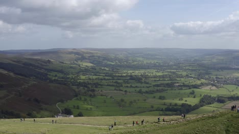 disparo de dron alejándose del horizonte de peak district 01