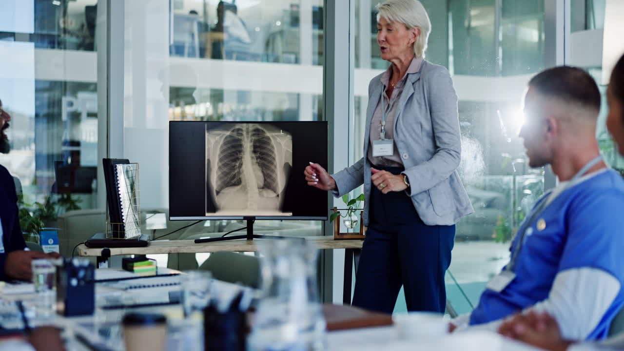 profesionales médicos que revisan las radiografías de tórax