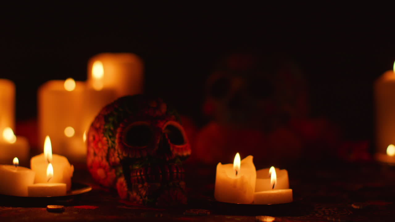 불로 둘러싸인 장식된 두개골의 정체물, 멕시코의 디아 데 모데스 (dia de los muertos) 또는 죽은 자의 날을 기념하는 축제