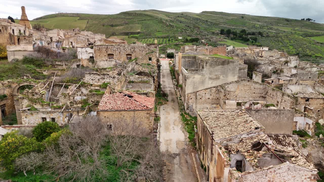 Ruinas de un pueblo abandonado con cielos nubosos en un paisaje rural