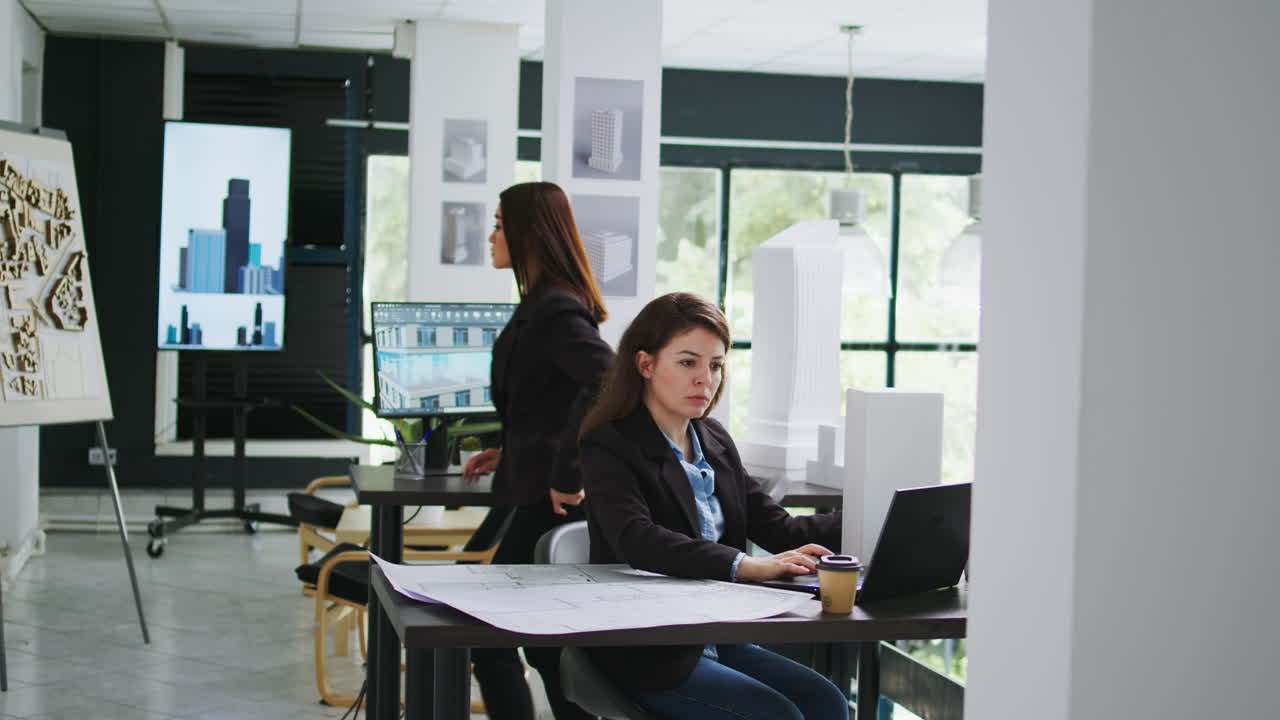 técnico arquitectónico examina el modelo de edificio en 3d