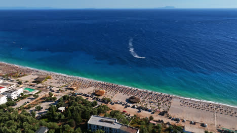 desde el aire: playa de perivolos en la riviera de albania, día soleado en dharmi, albania