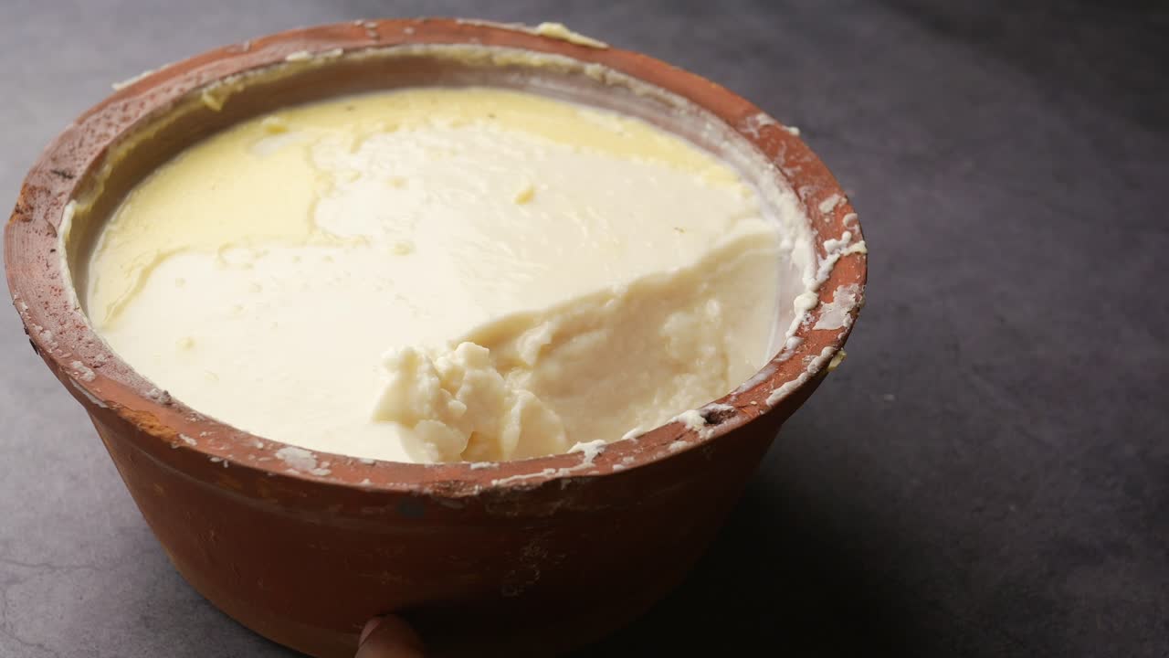 Yogurt fresco in una ciotola sul tavolo