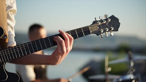 guitarrista tocando la guitarra eléctrica