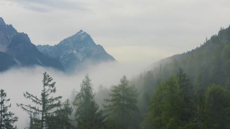 Europa-Berge-Luftdrohne-Nebligen-Morgen-Wolken-Reise