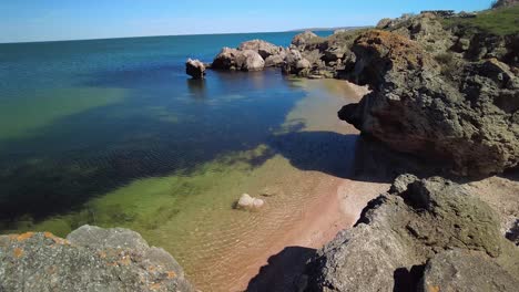 captura momentos serenos en lo alto de los acantilados, ofreciendo una vista tranquila del tranquilo mar de azov