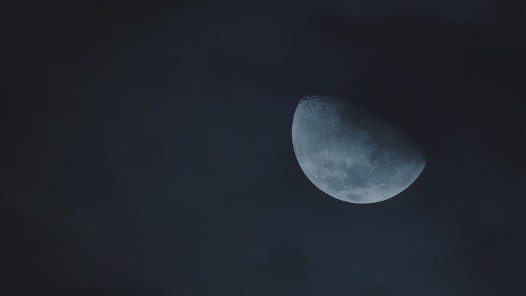 A lua no céu noturno