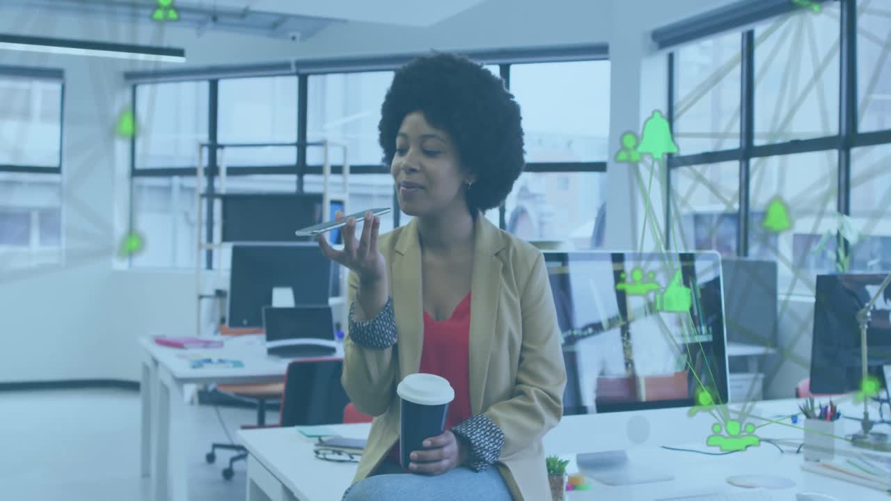 Animação de globos de ícones digitais sobre uma mulher afro-americana falando ao smartphone no escritório