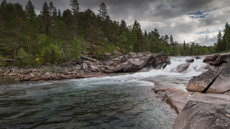 Norwegen-Schnelle-Stromschnellen-4k-02