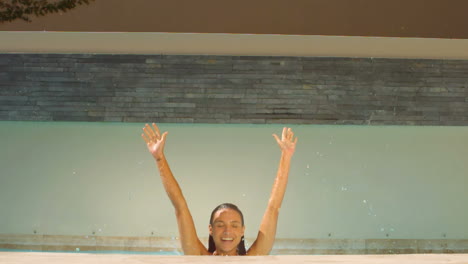 mujer atractiva saltando y levantando las manos