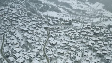 antena de drones del hermoso resort y ciudad balneario verbier en los alpes suizos