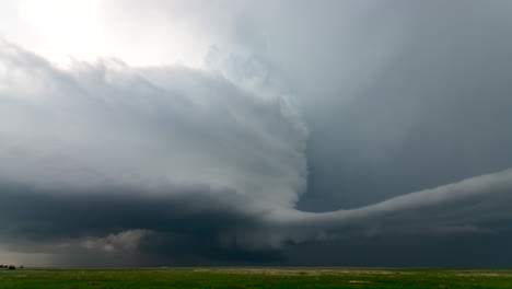 Ein-Gewaltiges-Superzellengewitter-Dreht-Sich-Rückwärts,-Während-Es-Durch-Den-Panhandle-Von-Texas-Nach-Westen-Zieht