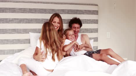 Familia-Feliz-En-La-Cama