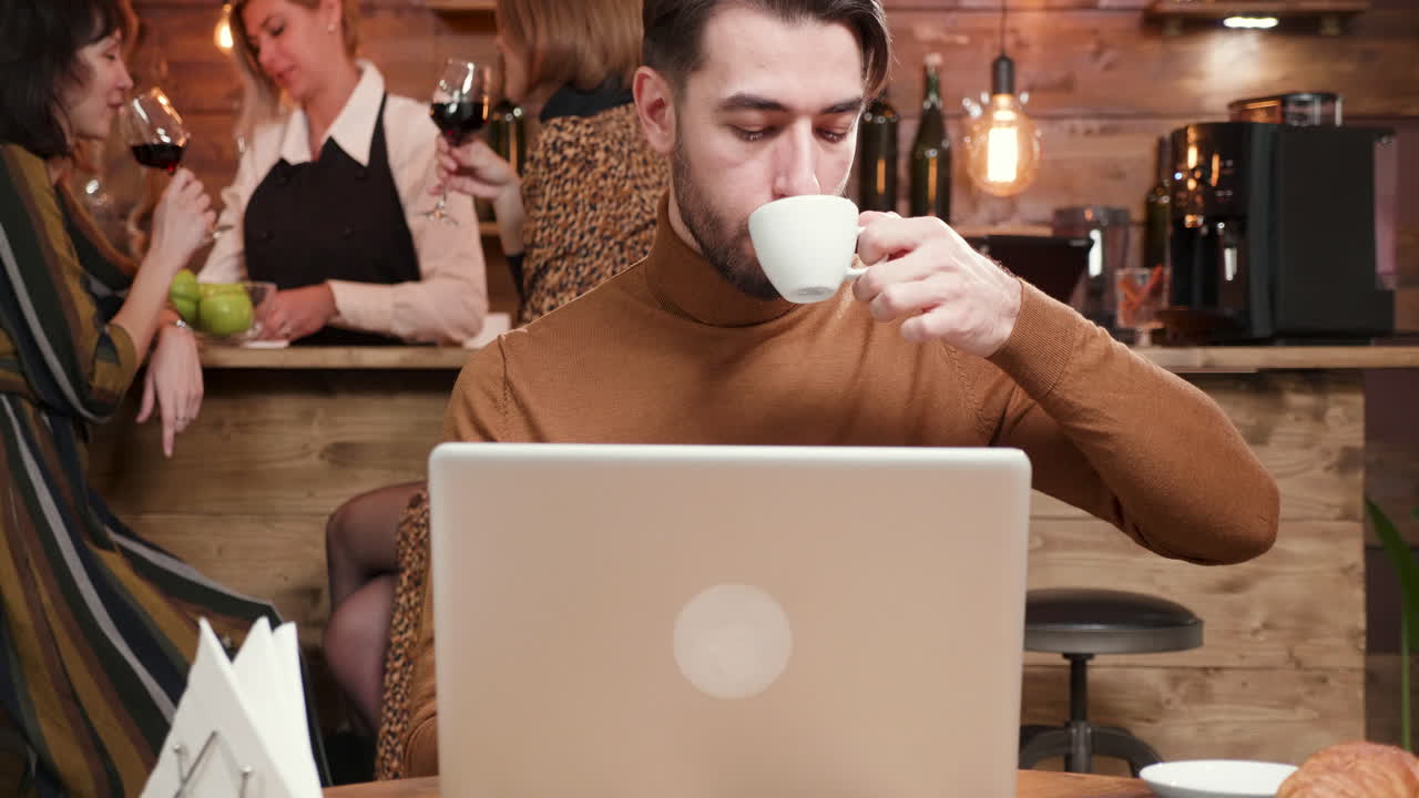 카페에서 노트북을 쓰고 있는 남자