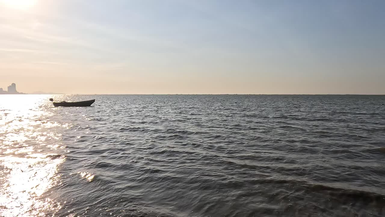 파도가 빛 아래 해변을 부드럽게 고
