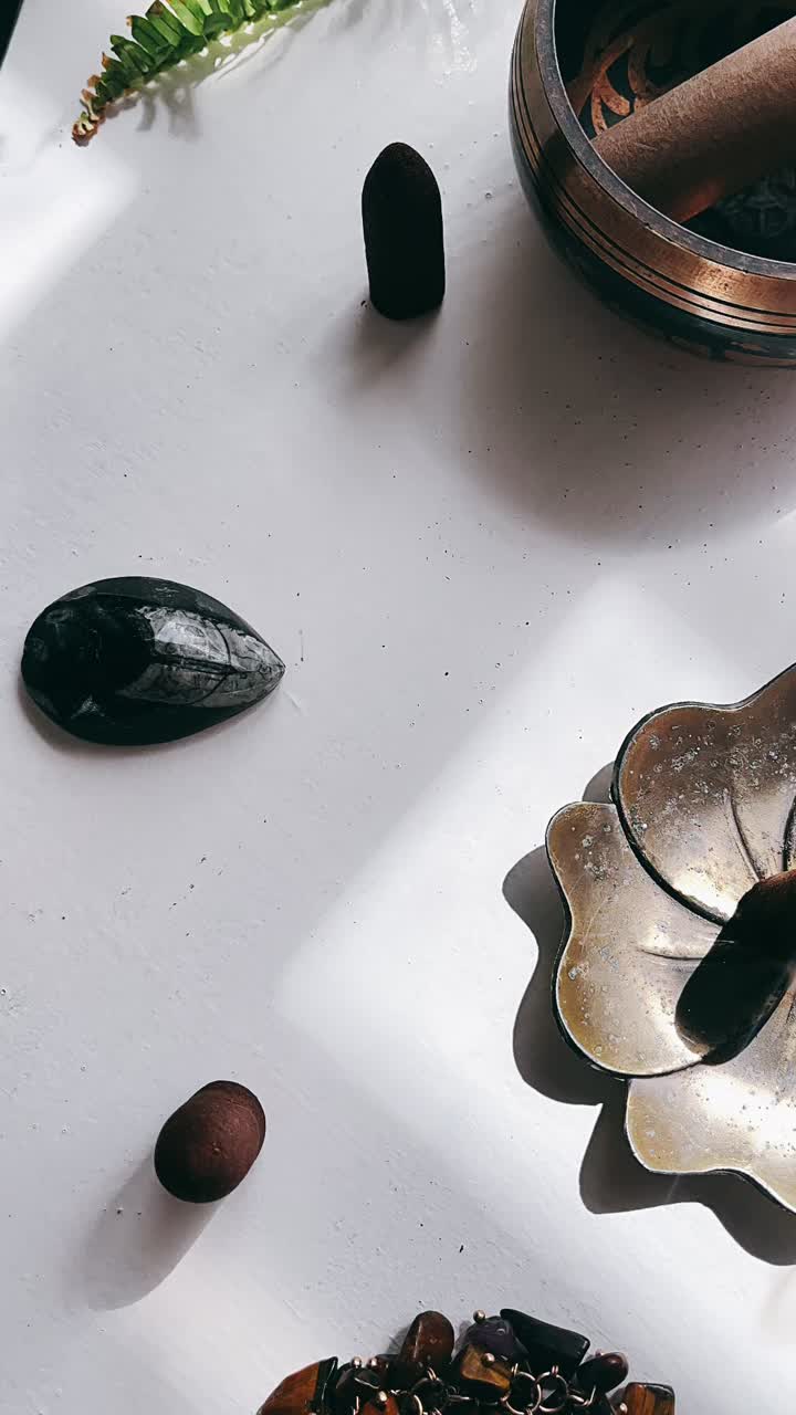Spazio di meditazione spirituale con bruciatore di incenso