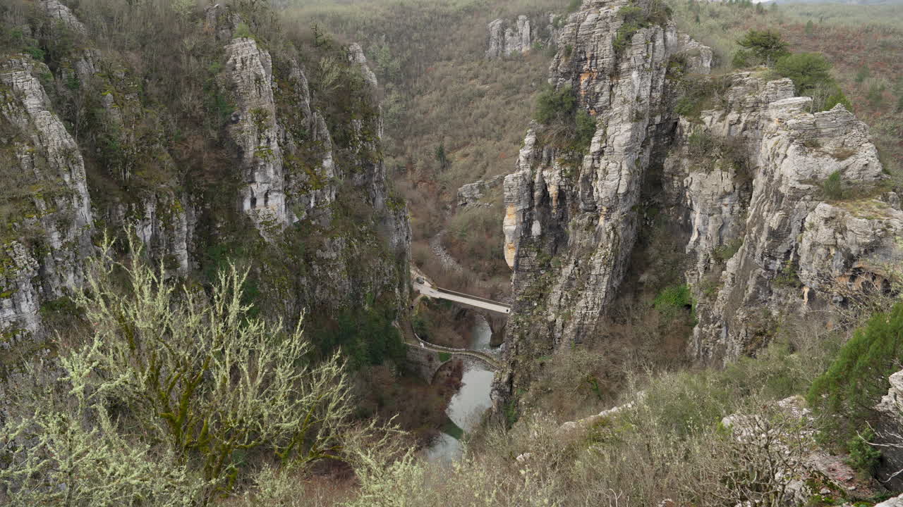 Ponte di pietra antico di Kokkorou a Zagorochoria, Grecia, circondato da un paesaggio di canyon mozzafiato e uno scenario di viaggio culturale