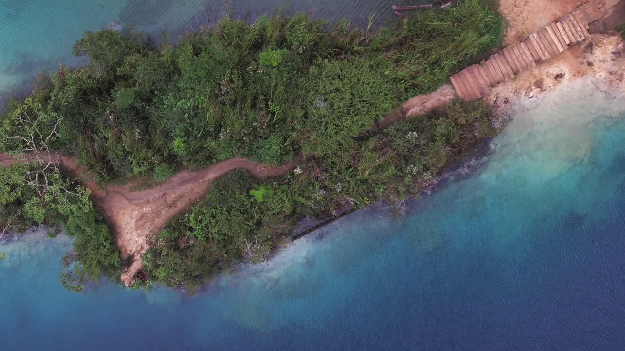 toma aérea cenital reveladora de la isla de las orquídeas, lago pojoj, parque nacional montebello, chiapas