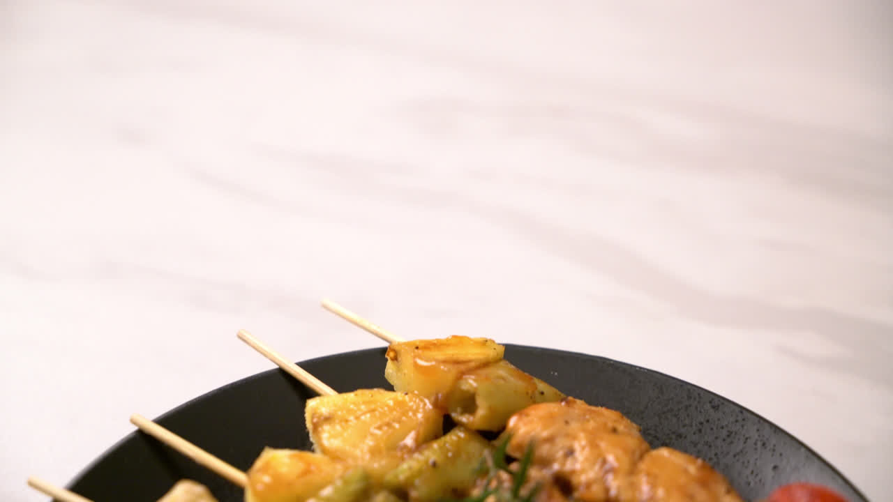 spiedino di pollo alla griglia barbecue sul piatto